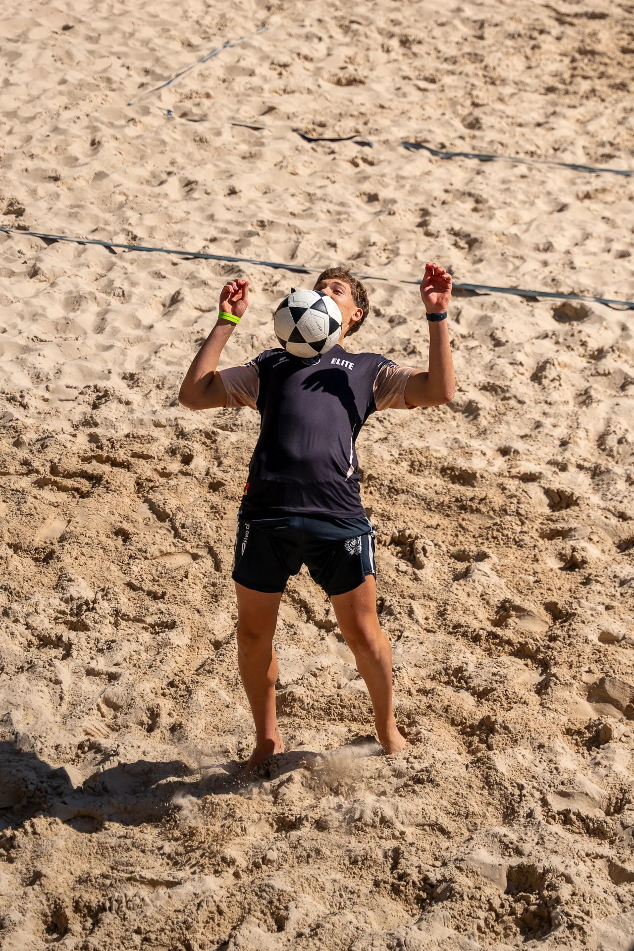Un jugador sigue la pelota durante un partido de futvóley.